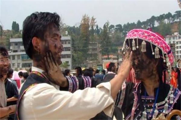 与锡伯族朋友一起“抹黑”