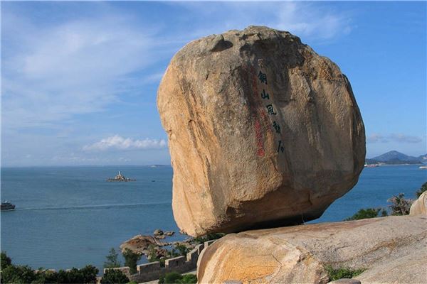 漳州东山风动石